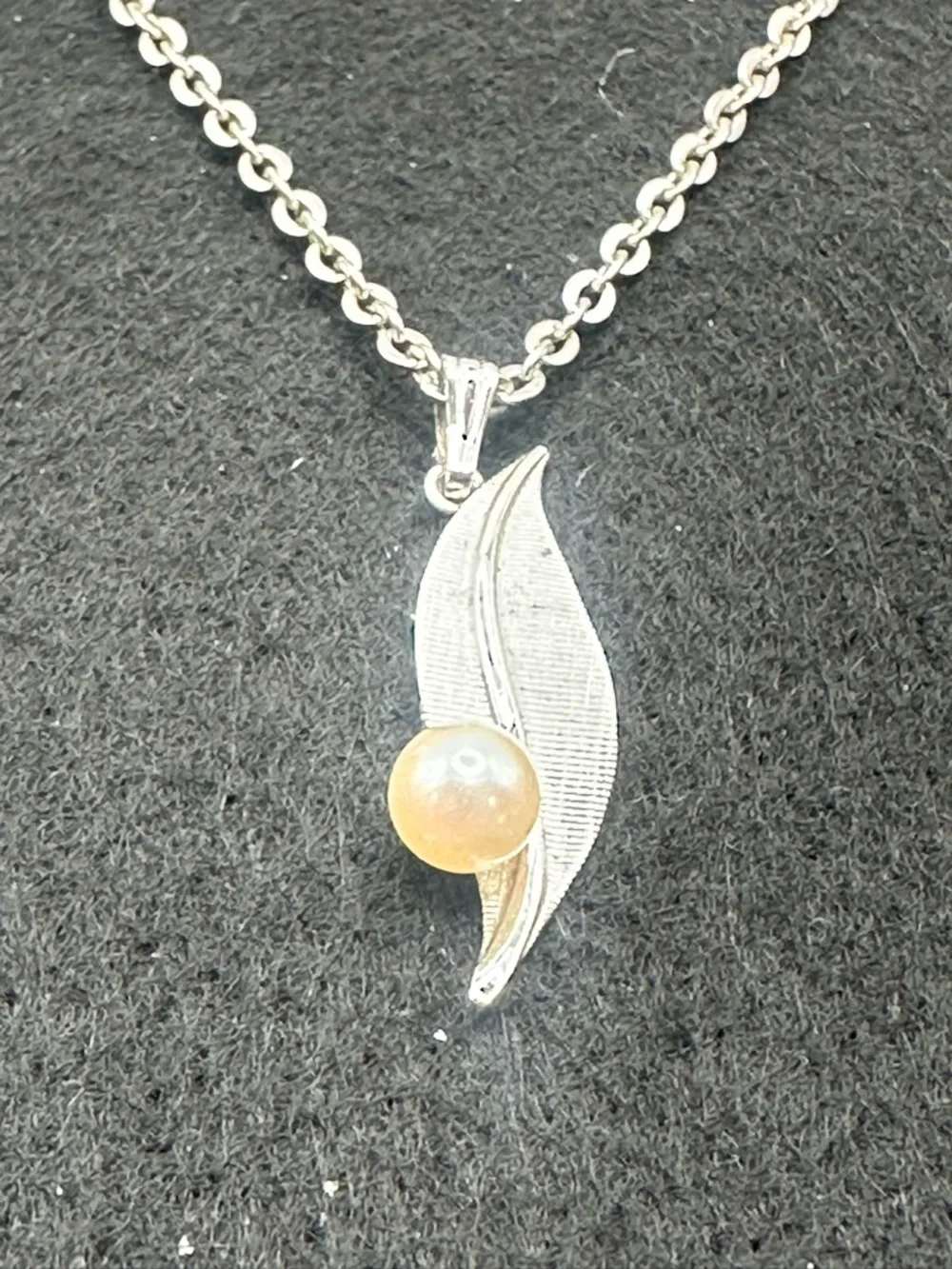 Vintage Sterling Silver Leaf Pearl Pendant Necklace - White Pearl - Picture 3 of 9